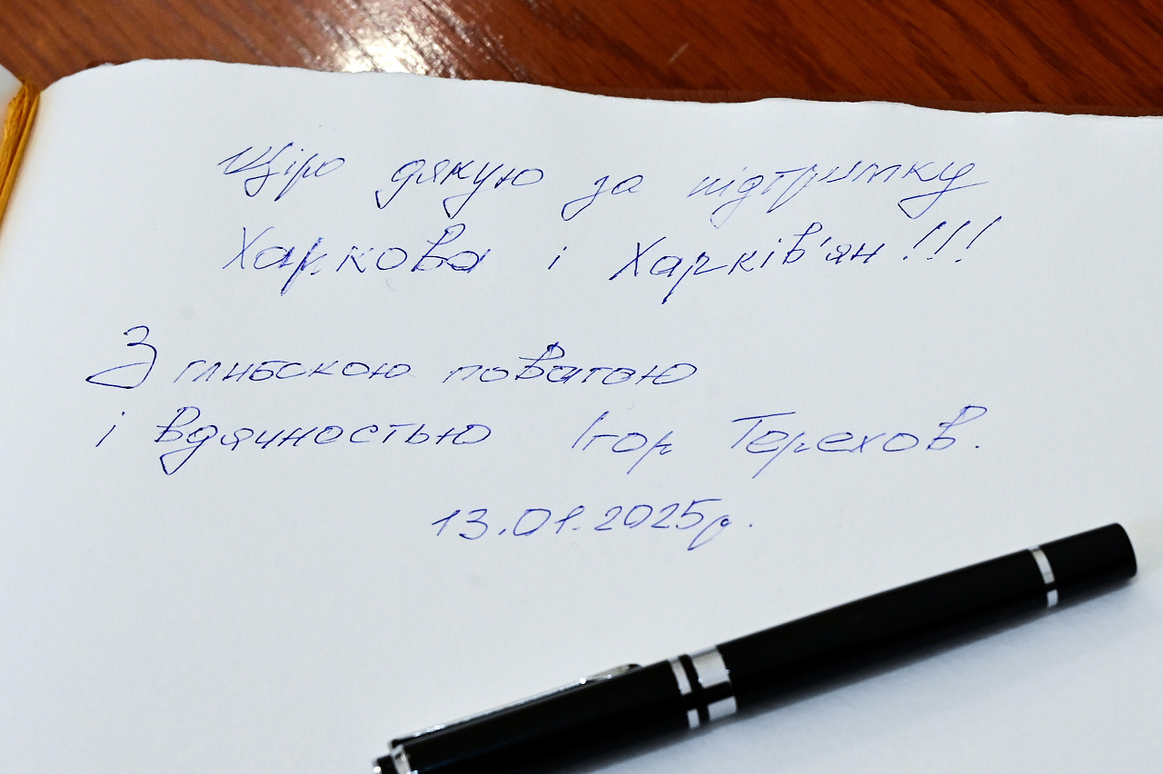 Zápis do pamětní knihy během přijetí na Nové radnici, 2025